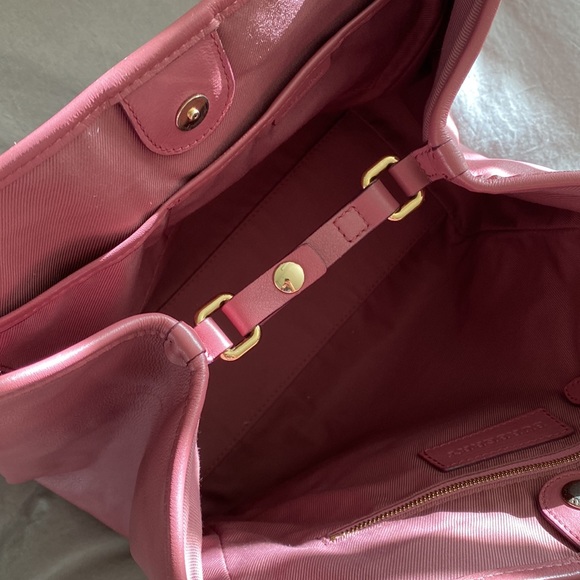 Burberry Haymarket Bows Canter Panel Tote - Picture 15 of 15